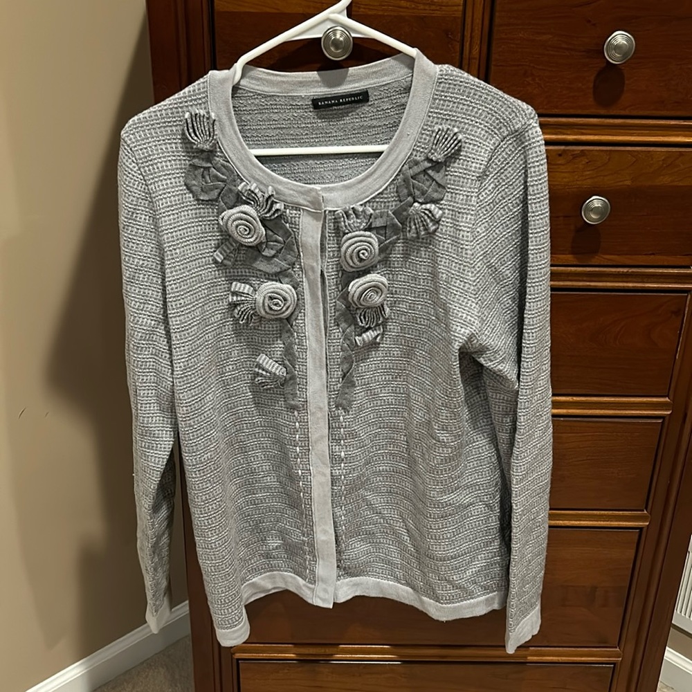 Banana Republic women’s floral cardigan, grey, large, snap buttons, long sleeves